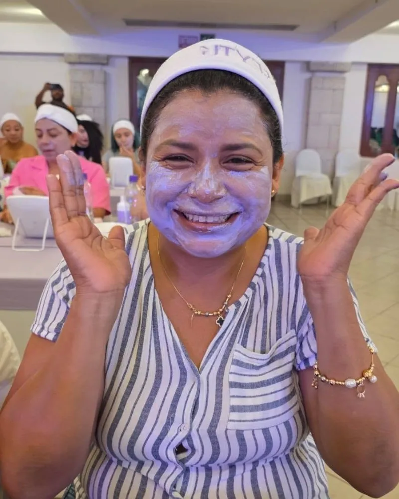 Invitada disfrutando la mascarilla
