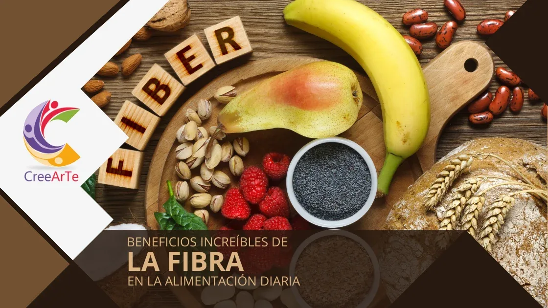 Diversos alimentos ricos en fibra, incluyendo frutas, granos y nueces, dispuestos alrededor de bloques de madera que forman la palabra "FIBER".