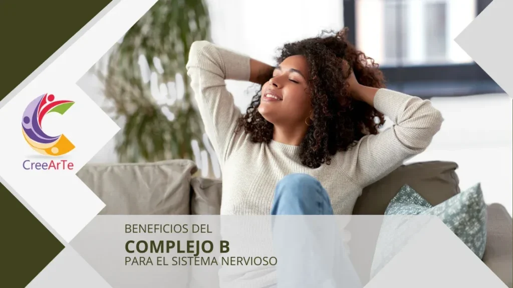 Mujer relajada y sonriente descansando en un sofá, disfrutando de los beneficios del complejo B para el sistema nervioso.