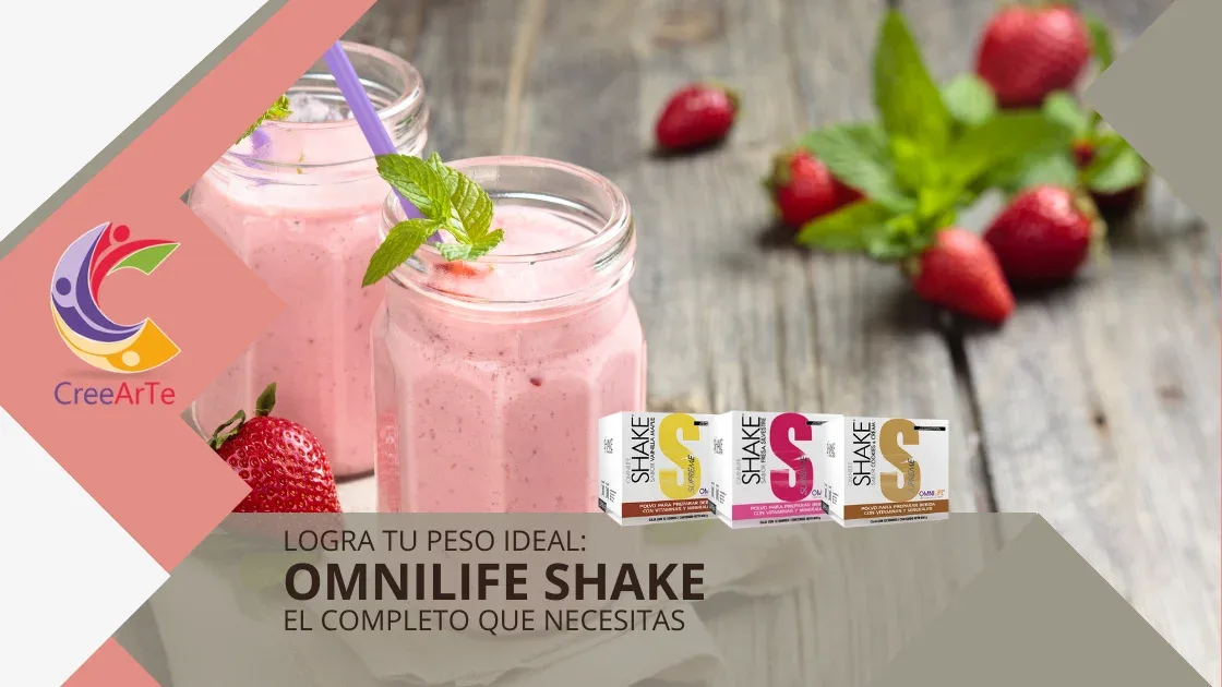 Dos batidos de fresa en frascos con pajillas, decorados con hojas de menta, junto a cajas de Omnilife Shake sobre una mesa de madera.