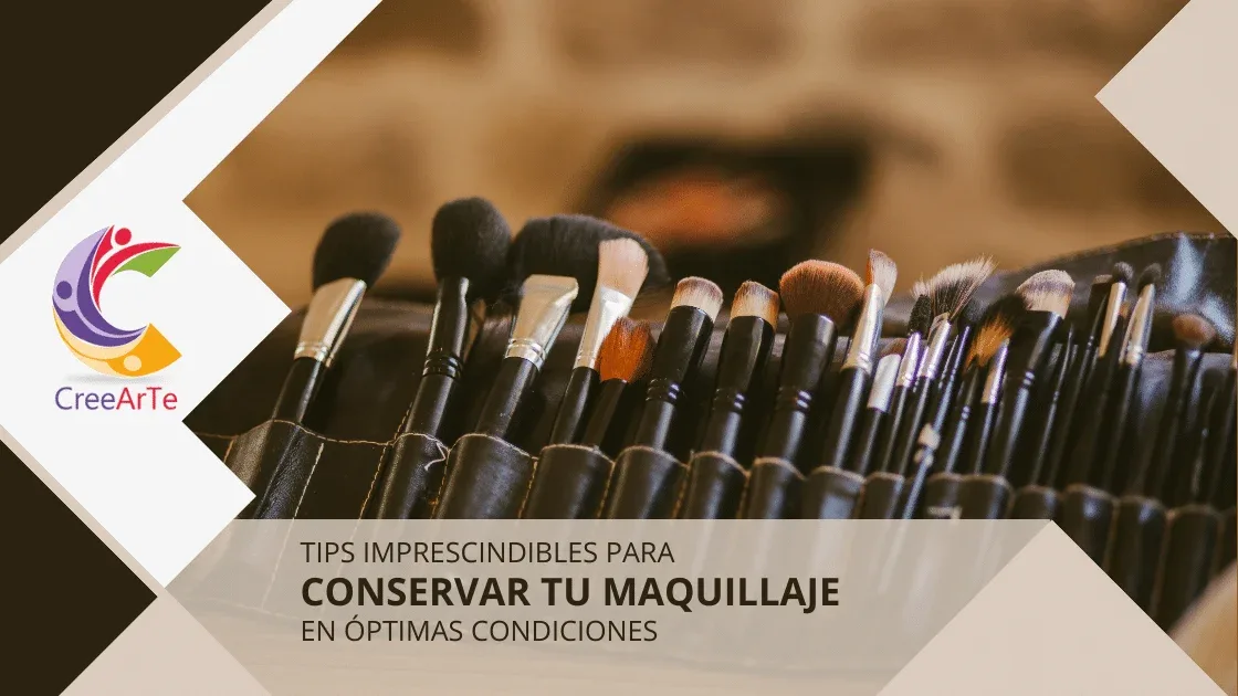 Brochas de maquillaje ordenadas en un estuche negro.