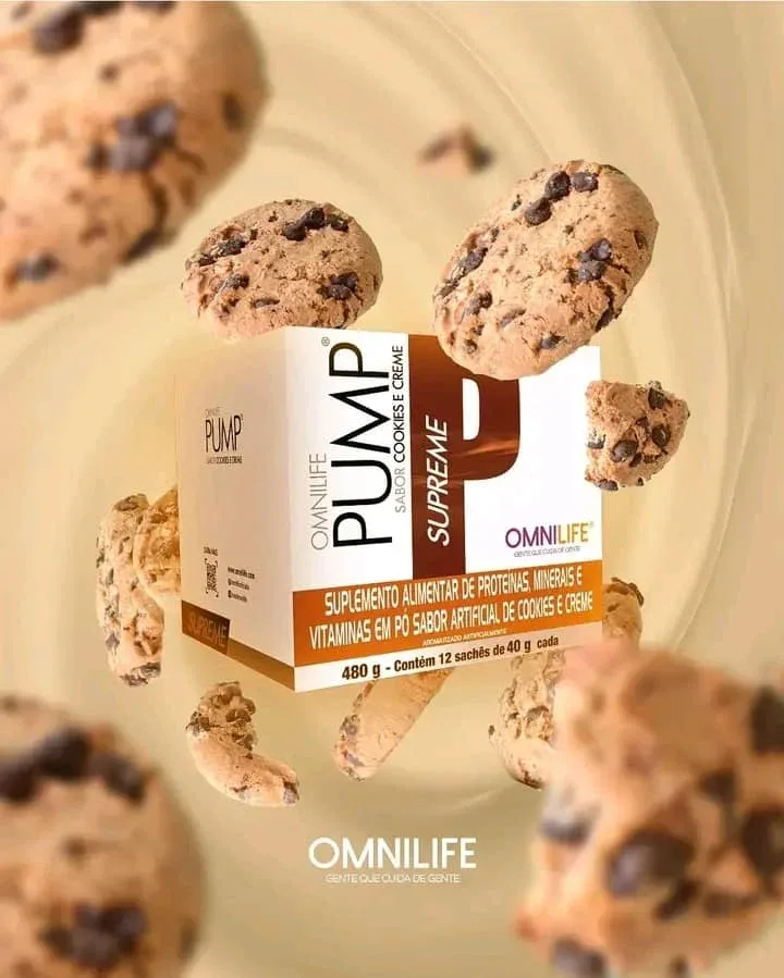 Caja de Proteína Pump de Omnilife con sabor Cookies & Cream rodeada de galletas.