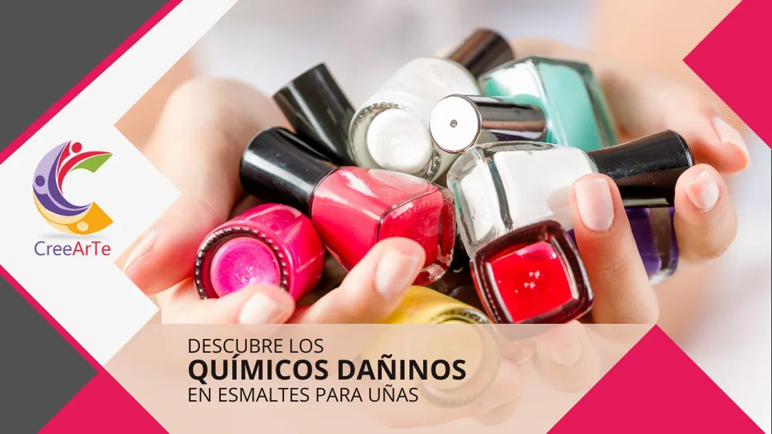 Manos sosteniendo varios frascos de esmalte de uñas de diferentes colores.