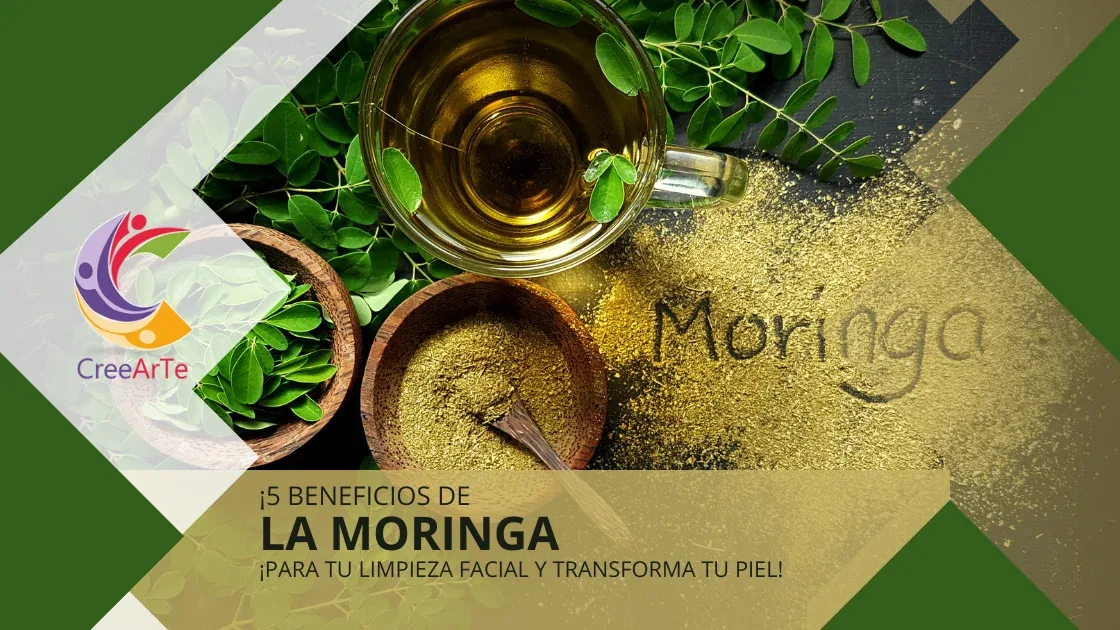 Hojas de moringa frescas, polvo de moringa en tazones, y una taza de té de moringa, con la palabra "Moringa" escrita en el polvo sobre una superficie de madera.