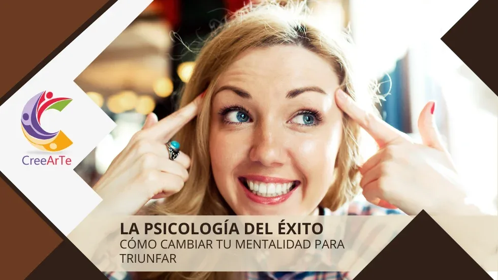 Mujer sonriente señalando su cabeza, representando la importancia de una mentalidad positiva para alcanzar el éxito.