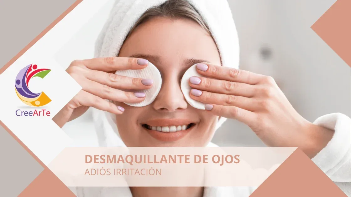 Mujer sonriendo mientras usa almohadillas de algodón para desmaquillar sus ojos, destacando un desmaquillante de ojos suave.