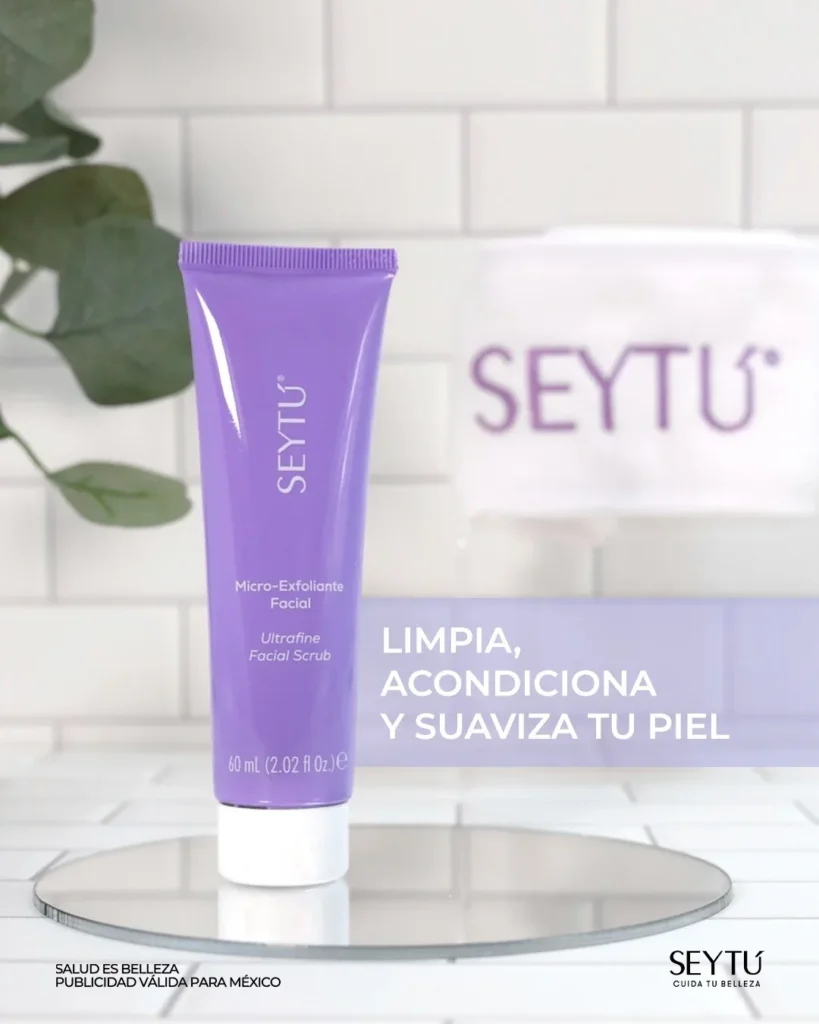 Micro-exfoliante facial de SeyTú sobre una superficie reflejante con toalla de fondo.