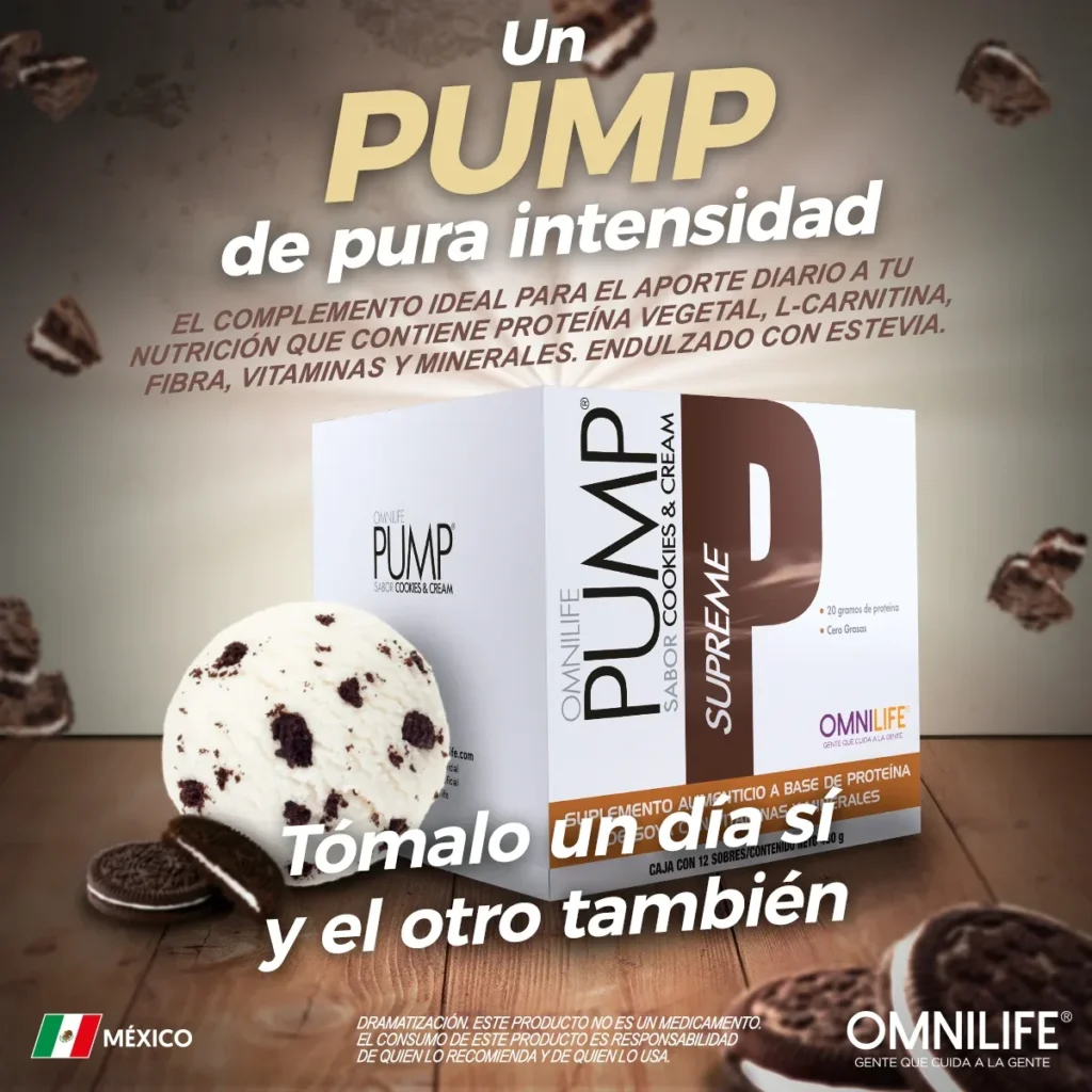 Producto Omnilife Pump Supreme sabor cookies & cream, junto con helado y galletas en un fondo de madera.