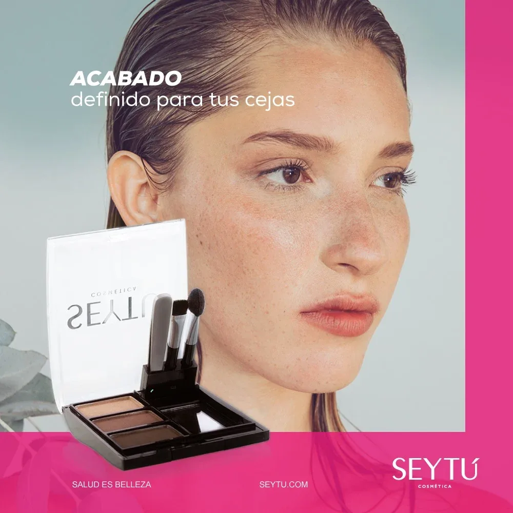 Modelo con cejas definidas usando el set delineador compacto para cejas de SeyTú, con el producto en primer plano.