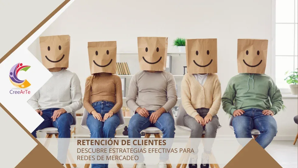 Personas con bolsas de papel en la cabeza con caras sonrientes dibujadas, sentadas en sillas. A la izquierda se encuentra el logotipo de CreeArTe. En la parte inferior hay un texto que dice: "RETENCIÓN DE CLIENTES - DESCUBRE ESTRATEGIAS EFECTIVAS PARA REDES DE MERCADEO".