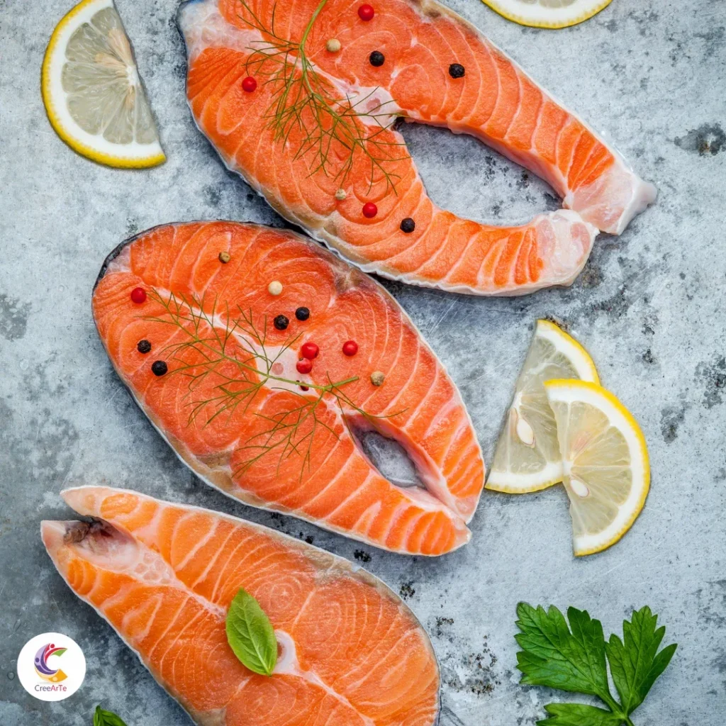 Porciones de salmón fresco decoradas con eneldo y rodajas de limón, fuente natural de DHA Omega 3.