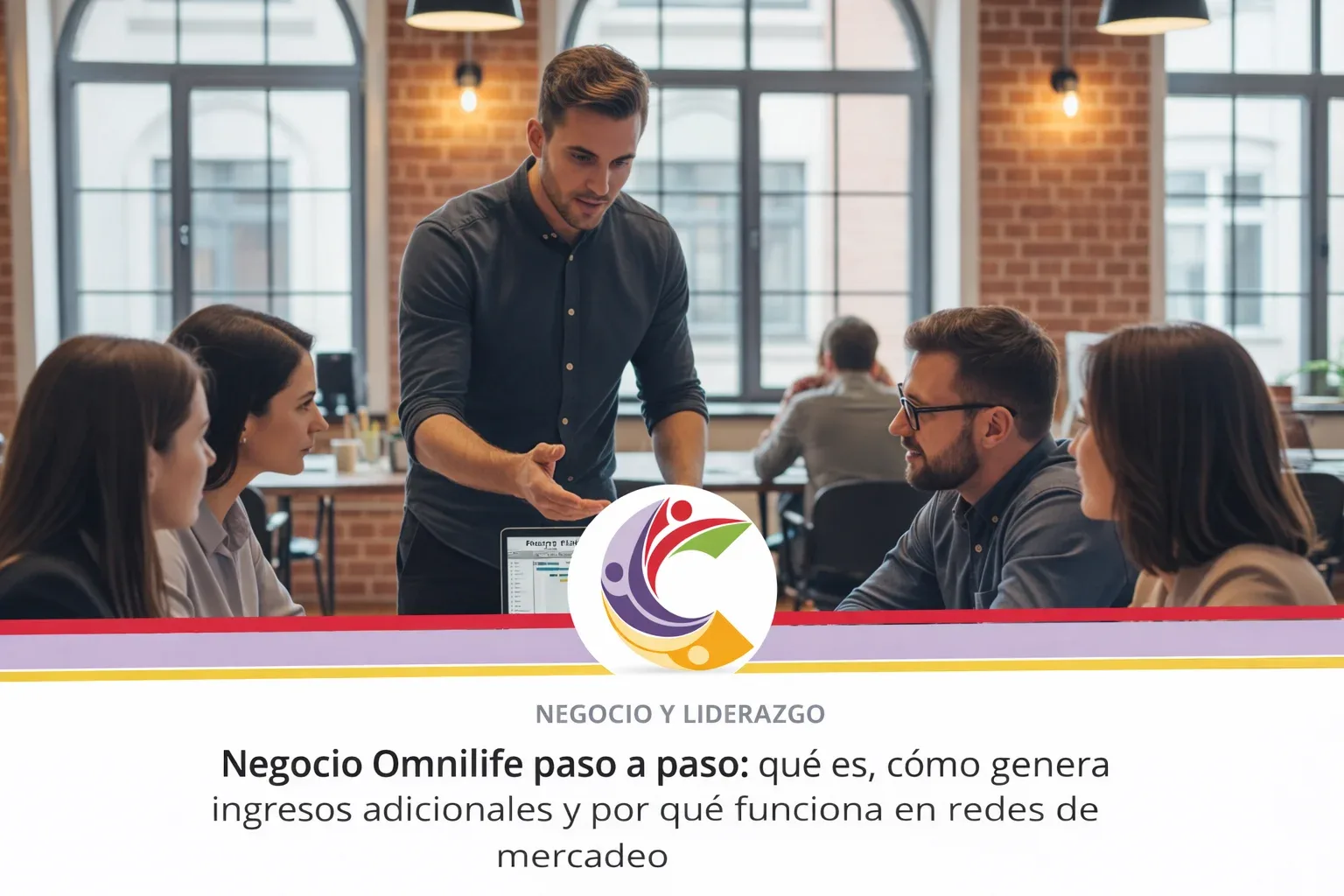 Reunión de trabajo en oficina con colega explicando el Negocio Omnilife paso a paso