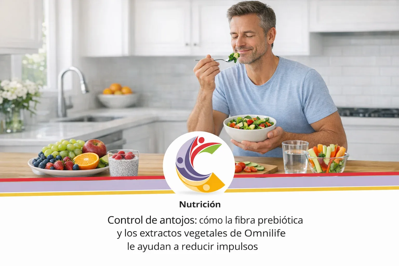 Hombre sonriente comiendo una ensalada en una cocina luminosa con frutas, yogur con frutos rojos, palitos de verduras y un vaso de agua; incluye logotipo y texto sobre control de antojos y fibra prebiótica de Omnilife.